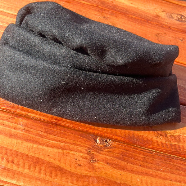 Håndsyet sort hat