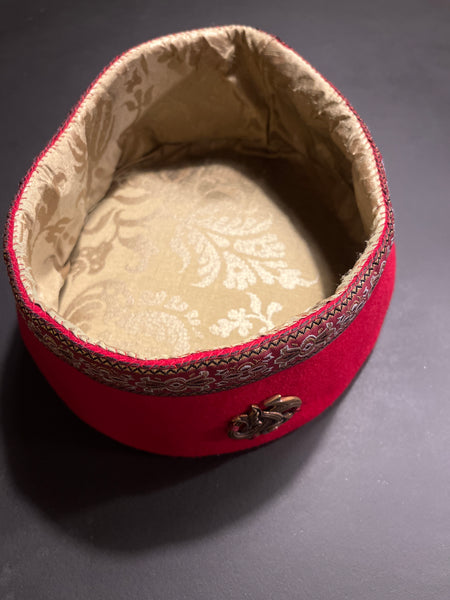 Adelshat med guldbrokade