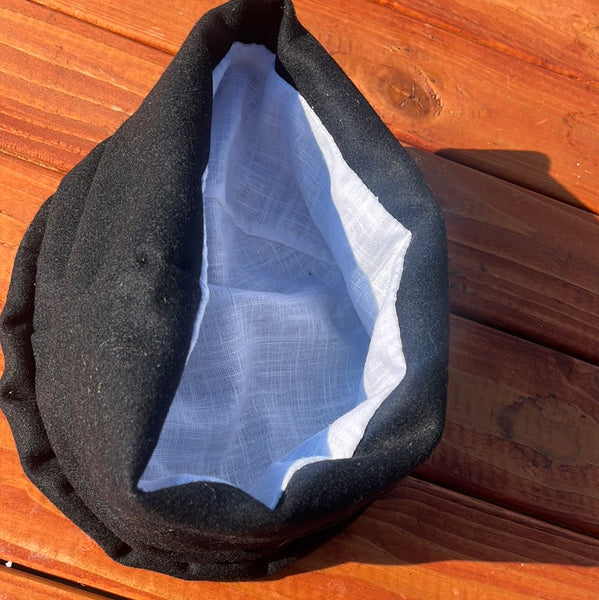 Håndsyet sort hat